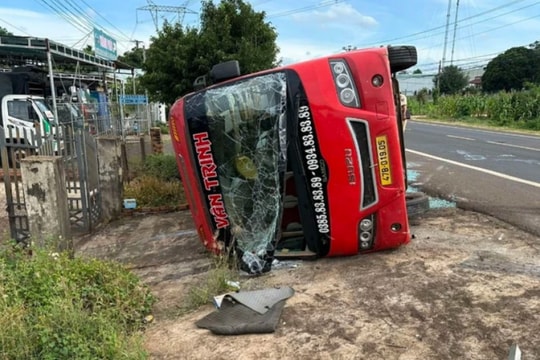 Lật xe khách trên Quốc lộ 14, nhiều người bị thương