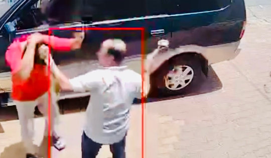 Khởi tố người đàn ông đập vỡ kính ô tô, ép lái xe quỳ xin lỗi ở Bình Dương
