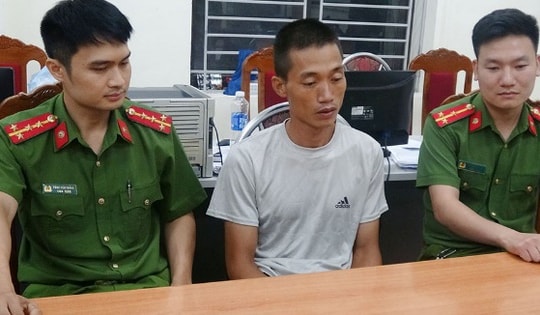 Dùng dao mèo đâm vợ đang tắm trọng thương rồi chém hàng xóm tử vong vì nghi quan hệ bất chính