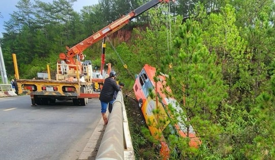 Xe khách mất lái lao xuống vực ở Lâm Đồng