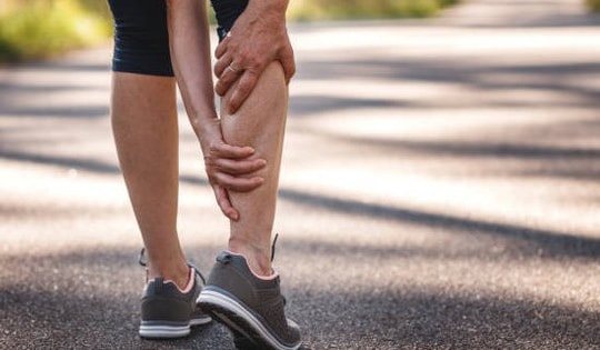 Đi bộ thấy chân xuất hiện 3 dấu hiệu sau chứng tỏ mạch máu đang có vấn đề, cẩn thận đau tim, đột quỵ