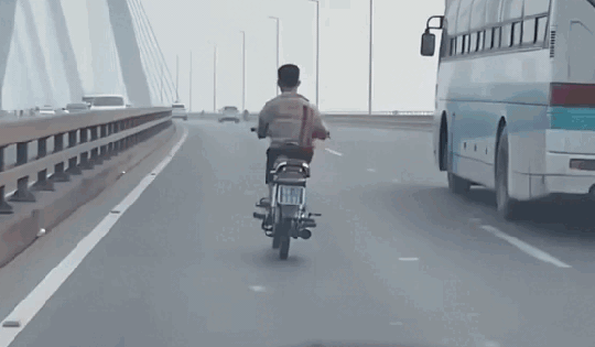 Hà Nội: Thanh niên đầu trần, đi xe máy biển xanh, liên tục đánh võng trên cầu Nhật Tân