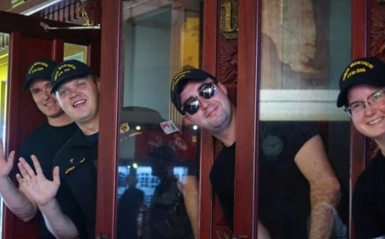 Ảnh-Video: Thủy thủ tàu Hải quân Hoàng gia Canada nấu bún chay ở Tổ đình Linh Sơn, thưởng thức cafe sữa tại chợ Bến Thành