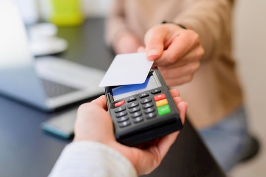 Sự phổ biến của thanh toán QR ngày càng bỏ xa quẹt thẻ ngân hàng?