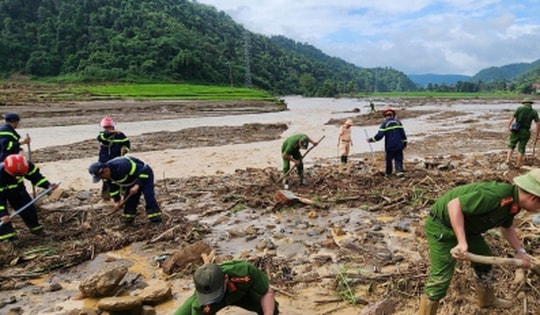 Sáng ngời hình ảnh người chiến sĩ công an trong khắc phục mưa lũ