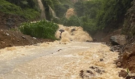 Lội qua suối, 2 người phụ nữ bị lũ cuốn trôi tử vong ở Hà Giang
