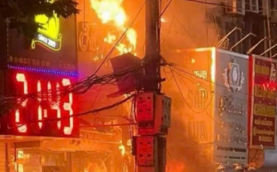 Cháy dữ dội tại nhà 5 tầng kết hợp kinh doanh hoa sáp ở Bắc Ninh