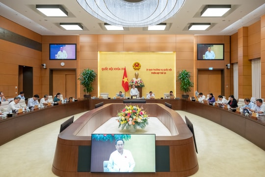 UBTVQH tiến hành chất vấn; xem xét phê chuẩn bổ nhiệm nhân sự; sắp xếp đơn vị hành chính