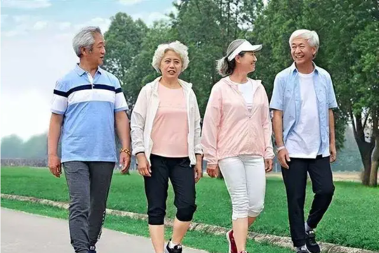 Sau 60 tuổi, cần đi bộ bao nhiêu bước mỗi ngày để sức khỏe luôn dẻo dai