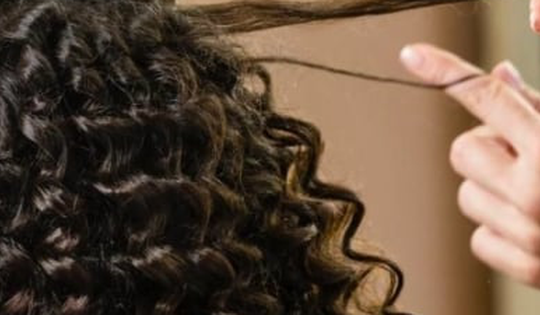 Tóc xoăn nên chọn uốn nóng hay uốn lạnh?