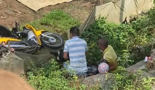 Phát hiện thi thể cô gái vẫn đội mũ bảo hiểm bên đường gom cao tốc ở Hưng Yên