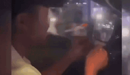 Bức xúc cảnh nam thanh niên vừa lái ô tô vừa đốt pháo ném xuống đường