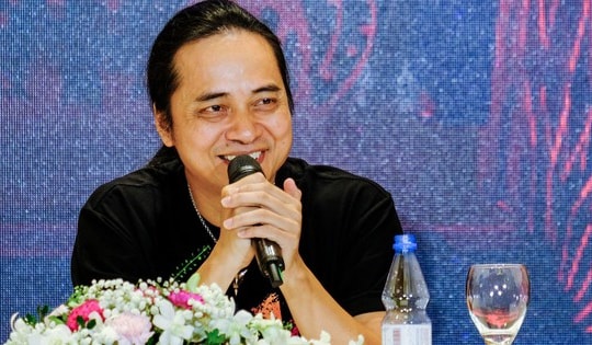 Bức Tường biểu diễn tại thánh đường nghệ thuật Nhà hát Hồ Gươm