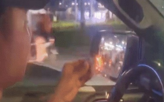 Nam thanh niên lái ô tô, đốt pháo ném xuống đường ở quận 1