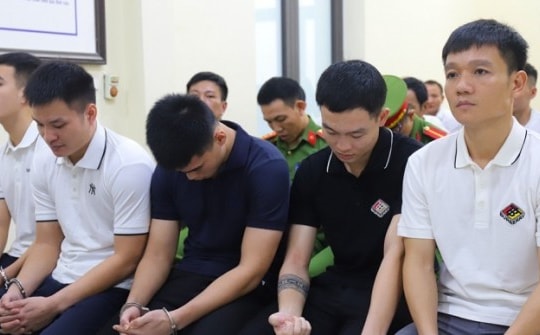 Vắng luật sư trong phiên xét xử 5 cựu cầu thủ Hà Tĩnh