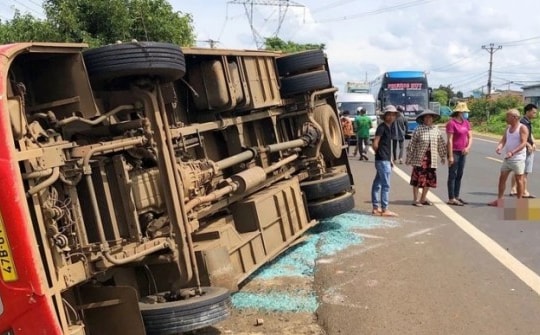 Vụ lật xe khách trên quốc lộ 14: Người chạy xe máy qua đường đã tử vong