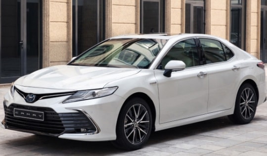 Giá lăn bánh Toyota Camry mới nhất đang ưu đãi cực lớn, dễ dàng thống trị phân khúc D, Honda Accord rơi vào thế lo doanh số
