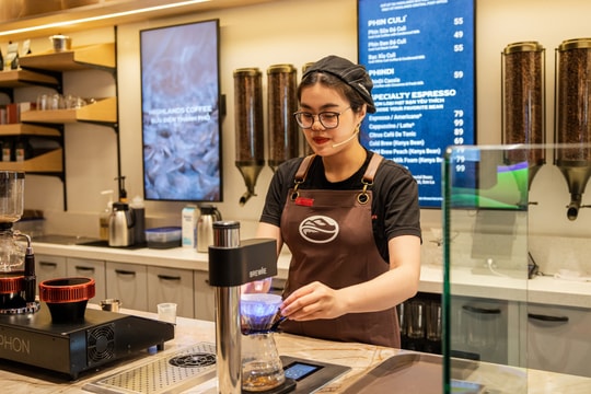 Thu nhập của nhân sự ngành F&B: Mức lương quản lý bếp cao hơn quản lý cửa hàng, nhân viên pha chế được trả 'bèo' nhất chỉ 15.000 đồng/giờ