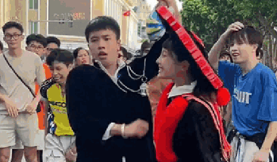 Nữ chính 'Đi giữa trời rực rỡ' bị 'ném đá' vì không biết điều