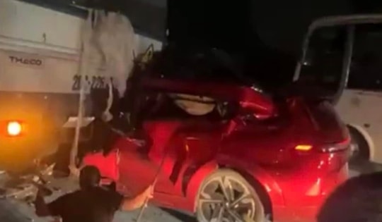 Ô tô con đâm vào đuôi xe tải trên cao tốc Hà Nội - Thái Nguyên, tài xế tử vong