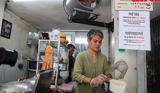 Ấm lòng với bát 'phở treo' giữa phố cổ Hà Nội