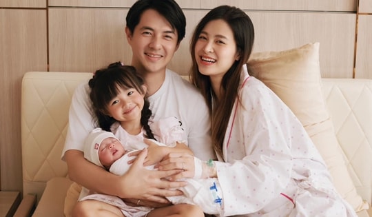 Vừa sinh con gái thứ 2, vợ chồng thiếu gia ngành nhựa đã khoe ảnh cận mặt khiến fan trầm trồ