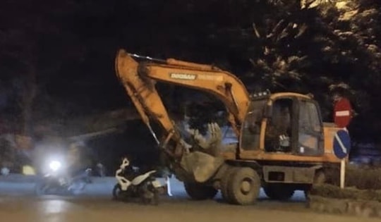 Tạm giữ tài xế máy xúc gây tai nạn làm 1 người tử vong ở Hà Nội