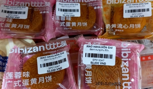 Kiểm tra hàng hóa giả mạo thương hiệu, bất ngờ phát hiện gần 300 bánh trung thu nhập lậu