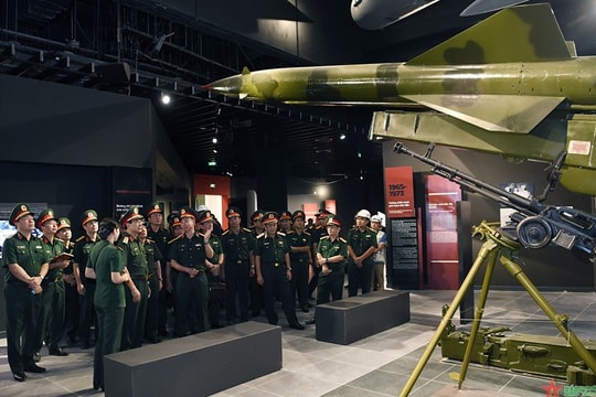 Khách tham quan Bảo tàng Lịch sử Quân sự Việt Nam mới từ tháng 10/2024