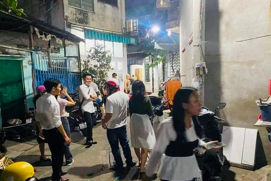 Hà Nội: Giá bất động sản tăng từng ngày, nửa đêm khách vẫn đội mưa đi mua nhà