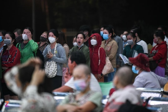 Bao giờ hết cảnh chật vật chờ khám bệnh từ 3h sáng ở TP.HCM