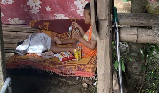 Diễn biến mới vụ bé 5 tuổi bị bỏ rơi ở lều với nhiều vết thương lở loét