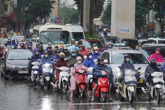 Hà Nội mưa từ đêm đến sáng, xe ùn tắc mọi ngả đường, người dân chật vật tìm đường tới công sở