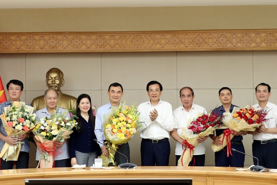 Trao Quyết định nghỉ hưu cho Phó Chủ nhiệm và 4 cán bộ Văn phòng Chính phủ