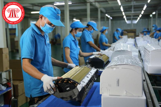 Tạm hoãn hợp đồng lao động với người lao động nước ngoài có bị thu hồi giấy phép lao động không?