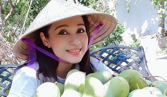 Nhà vườn rộng 3.000m2 ngập tràn hoa trái của diễn viên Việt Trinh