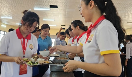 Ấm áp những suất cơm 'tiếp sức' tân sinh viên ngày nhập học