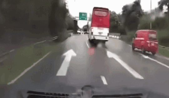 Video: Xe máy chạy ngược chiều, suýt 'đối đầu' với ô tô trên đại lộ Thăng Long