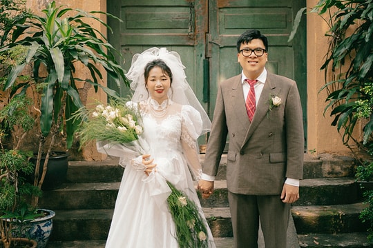 Vợ chồng hot TikToker rủ nhau tái hiện ảnh cưới xưa ở ba miền