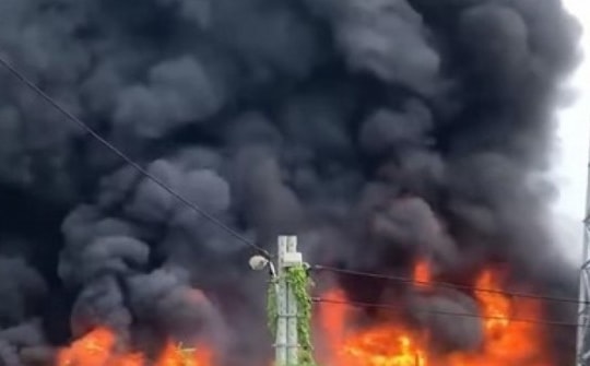 Cháy ngùn ngụt gần cây xăng và chợ ở Bình Dương, nhiều người tháo chạy