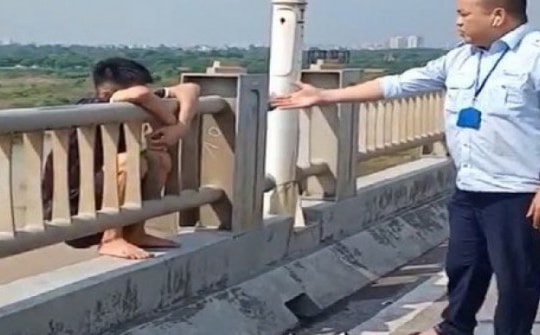 Lái xe buýt kịp thời ngăn cản nam thanh niên định nhảy cầu Vĩnh Tuy