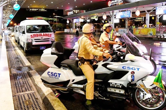 Xe cảnh sát hộ tống trái tim từ sân bay tới nơi ghép cho bệnh nhân ở TP.HCM