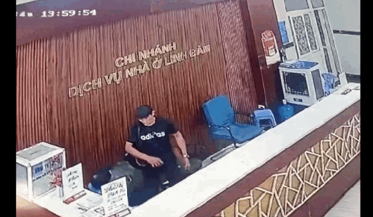 Hà Nội: Người đàn ông cầm điếu cày hành hung bảo vệ ở chung cư