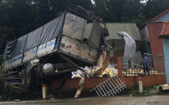Xe tải đâm sập nhà dân, một người chết