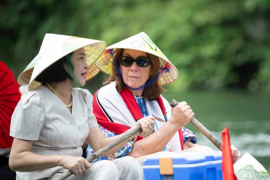 Chủ tịch Thượng viện Australia đội nón lá, chèo thuyền tham quan Quần thể danh thắng Tràng An