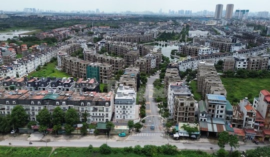 Cận cảnh loạt biệt thự nghìn tỷ bỏ hoang gần ngay nơi chen chân đấu giá xuyên đêm