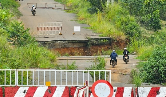Đường 800 tỉ đồng ở Bảo Lộc tan nát sau khi dừng thi công, người dân vẫn vô tư đi lại