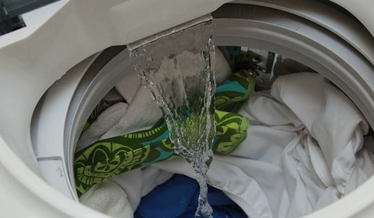 Mở cửa khi máy giặt đang chạy có sao không? Thì ra bấy lâu rất nhiều người hiểu sai