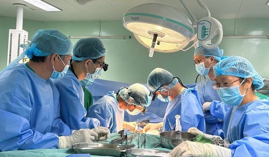 Ghép thận cùng huyết thống thành công cho 2 bệnh nhân suy thận