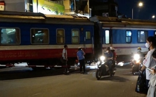 Tàu vướng dây cáp, đường TP HCM ùn tắc kéo dài